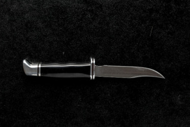 Primer plano de una navaja de bolsillo con mango negro