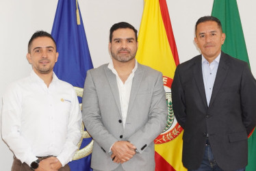 De izquierda a derecha, Germán Bedoya, líder de Gestión Humana de Comfamiliar, Lucas Ignacio Arbeláez Cifuentes, director Administrativo de Comfamiliar Risaralda y Juan Carlos Romero, subdirector de Servicios Sociales.