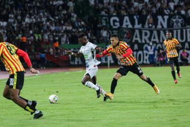  Juan David Cuesta, del Once Caldas, disputa el balón.