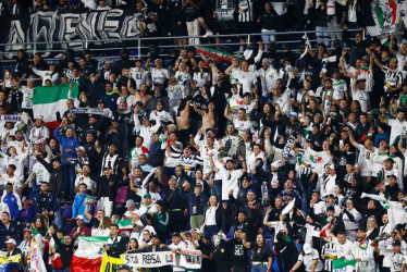  Aficionados de Once Caldas celebran este miércoles, al finalizar un partido por los cuartos de final de la Copa Sudamericana entre Independiente del Valle y Once Caldas en el estadio Banco Guayaquil en Quito (Ecuador).