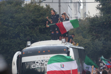 Los jugadores del Once Caldas, liderados por Dayro Moreno, subidos en el techo del bus en su llegada al estadio Palogrande para el partido con Independiente del Valle. Como es tradición en el Blanco cada que juega de local, los hinchas lo reciben con alegría y hacen que los jugadores se unan a la celebración, independiente del resultado final.