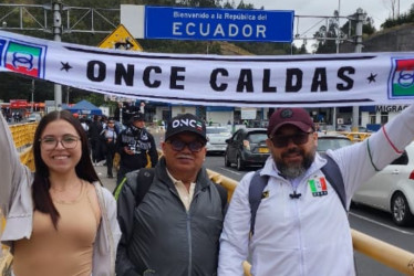  Los hinchas del blanco blanco posan con algunos elementos alusivos al equipo al ingreso a Ecuador.