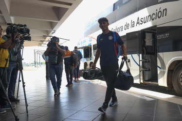 El jugador de la selección de fútbol Sub-20 de Paraguay David Fernández en su llegada al Aeropuerto Internacional Silvio Pettirossi en Luque (Paraguay), previo al viaje a Chile para disputar el Mundial Sub-20.