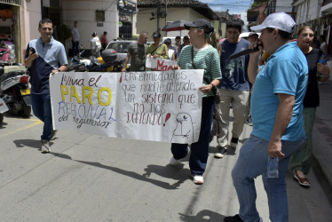 Los docentes de Caldas se unieron en un paro regional y marcharon este miércoles en Salamina para pedir una mejor asistencia en salud.