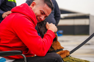 el patrullero Diego Herrera y su compañero canino Telmo