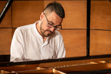 Federico Santa Ramírez comenzó su formación musical de la mano de las maestras Paula Andrea Jaramillo y Marina González.