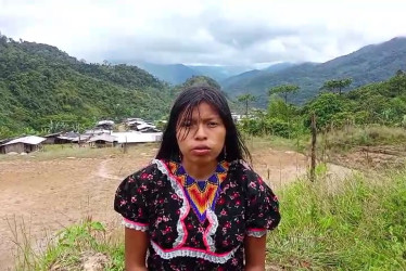  La lideresa indígena, Olivia Campo Arce lee su poema a las mujeres en voz alta en español y en su lengua materna embera Katio. 