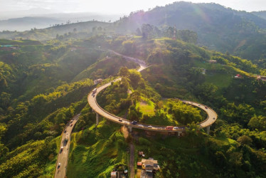 En Caldas, Risaralda y Quindío señalan cinco hitos de las alianzas público-privadas (APP) y el riesgo de acabarlas. El presidente Petro ha planteado "levantar los peajes". En la foto, el puente Helicoidal de Autopistas del Café.
