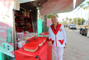 Rosalba Carmona Colorado, de 82 años, se aferra su venta de obleas en Chipre. La Alcaldía de Manizales aclara que está a la espera de la decisión de un juez. Esta es su historia.