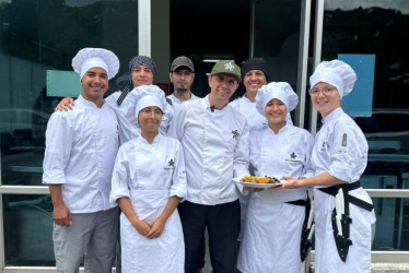Fotos I Cortesía Sena para LA PATRIA  Los tres competidores, el instructor y los otros cuatro aprendices que apoyarán el estand de Caldas en el Festival de Cocina 2025.