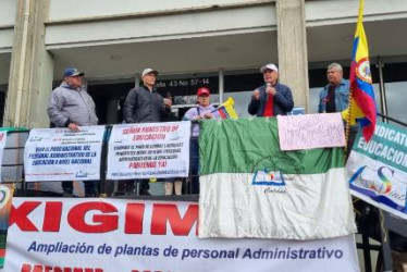 Foto I Cortesía para LA PATRIA  El cierre del Ministerio de Educación en Bogotá formó parte de las proestas de Sintrenal. En colegios oficiales de Manizales y del resto de Caldas hubo operación tortuga.