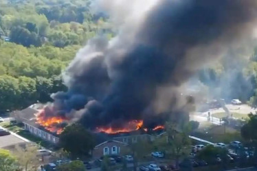 Un hombre estrelló su carro contra la iglesia de abrir fuego contra los feligreses tras lo cual la prendió en llamas.