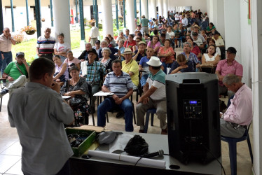 Ciudadanos y miembros de la veeduría se reunieron en el Ceres para discutir la crítica situación del sistema de salud en Salamina.