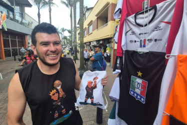 Un comerciante de Manizales se pagó el viaje a Ecuador gracias al fervor por Dayro Moreno. Los goles del delantero del Once Caldas valen oro para vendedores.