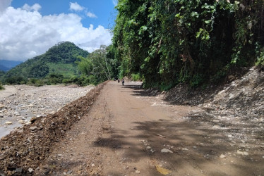 Caldas y Antioquia recuperan una vía que había sido borrada por el río Samaná Sur. Así quedó la carretera recuperada.