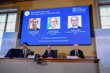Los ganadores del Premio Nobel de Química 2025 se anuncian durante una conferencia de prensa en la Real Academia Sueca de Ciencias, en Estocolmo, Suecia, el 8 de octubre de 2025.