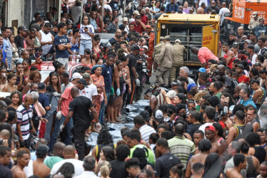 Personas observan cuerpos sin vida en una calle este miércoles, en Río de Janeiro (Brasil).