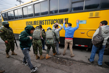 Foto | EFE | LA PATRIA  Integrantes de las Fuerzas Armadas de Ecuador revisan a un grupo de personas, en Los Chasquis, provincia de Cotopaxi (Ecuador).