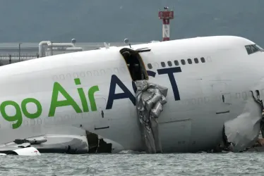 La aeronave de carga quedó parcialmente sumergida en el mar tras salirse de la pista durante el aterrizaje en el Aeropuerto Internacional de Hong Kong, en China.