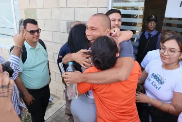 Edwin Colmenares (c) fue recibido por sus familiares este viernes sobre el Puente Internacional Atanasio Girardot que une al estado Táchira (Venezuela) con Cúcuta (Colombia).