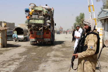 Un miembro del personal de seguridad afgano hace guardia en la frontera de Spin Boldak mientras los refugiados regresan a sus hogares tras la reapertura del cruce en Kandahar, Afganistán, el 19 de octubre de 2025.