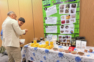El proyecto “Agroindustria en la Escuela” de la Institución Educativa Ocuzca, en zona rural de Anserma (Caldas) expuso sus productos en el Foro Educativo Departamental 2025. 