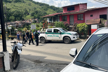 Las autoridades lo rescatan para llevarlo a Medicina Legal e identificarlo.