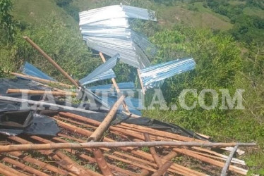 Dos viviendas colapsaron ante los fuertes vientos y un niño sufrió lesiones graves tras el golpe de una teja de zinc. 