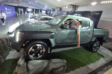 Gerónimo Acevedo de Armotor, parquea en el exhibidor la nueva Kia Tasman