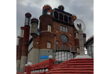 Esta casa en la calle de Gaudí, en Mejorada del Campo (Madrid, España), es un magnífico ejemplo de arquitectura empírica, construida por el campesino español Justo Gallego.