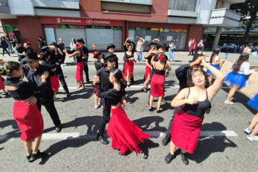 Estudiantes de la Escuela Normal Superior de Caldas representaron las culturas de diferentes países, entre ellas la de Argentina. 