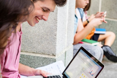 Se entregarán 17 becas completas (100%), 34 parciales del 70% y 48 parciales del 50%, que estarán dirigidas a programas en áreas estratégicas para el desarrollo del país. 