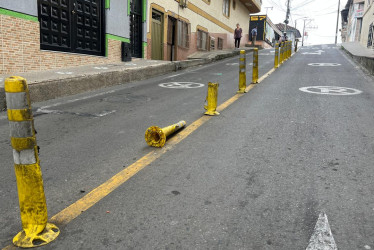 Estos son los bolardos que se despegaron en la calle 16 de Anserma.
