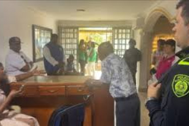 “Hoy usted no cuenta con un contrato, ni tiene una compraventa con la SAE, entonces por eso a usted la constituye en una ocupante irregular, porque en el día de hoy está bajo la administración de Sociedad de Activos Especiales".