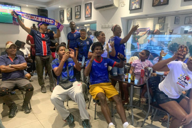 Aficionados caboverdianos este lunes en un bar en Amadora, ciudad portuguesa que pertenece a la región de Lisboa, donde siguieron la victoria de la selección de su país frente a Esuatini.