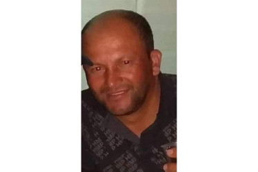 Carlos Albeiro Gómez Calderón sufrió graves lesiones en sus brazos mientras se defendía. Un vecino lo salvó, pero murió mientras lo atendían en un hospital.