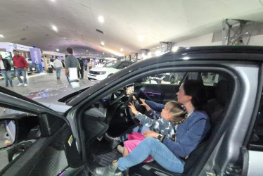 Jina Giraldo y su hija, Emma Góngora, disfrutan probando uno de los nuevos modelos que ofrece Ceiba Motors.