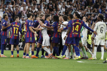 Los jugadores del Real Madrid y del Barcelona discutieron al final del Clásico que ganó el Merengue 2-1 en el Santiago Bernabéu.
