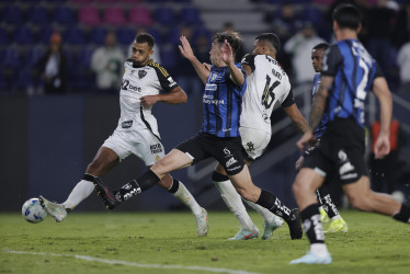 Richard Schunke (c) de Independiente del Valle disputa el balón con Vitor Hugo (i) y Ruan Tressoldi de Atlético Mineiro este martes, en un partido de la Copa Sudamericana entre Independiente del Valle y Atlético Mineiro en el estadio Banco Guayaquil, en Quito (Ecuador).