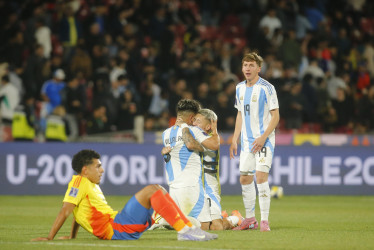 Jugadores de Argentina y Emilio Aristizábal (i) de Colombia reaccionan este miércoles, al finalizar un partido de las semifinales de la Copa del Mundo Sub-20 entre Argentina y Colombia en el estadio Nacional Julio Martínez Prádanos, en Santiago (Chile). 