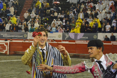 David Ossa en su vuelta ruedo tras cortarle las dos orejas a su novillo de Altagracia. 