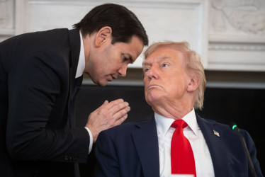 El secretario de Estado, Marco Rubio (izda), conversa con el presidente de Estados Unidos, Donald Trump, durante la rueda de prensa, 8 octubre 2025,en la que anunció que Israel y Hamás firmaron la primera fase de un marco de paz en Gaza.