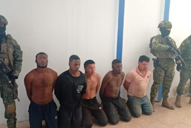 Supuestos miembros del grupo delictivo Oliver Sinisterra fueron detenidos por las Fuerzas Armadas de Ecuador en Buenos Aires (Imbabura).