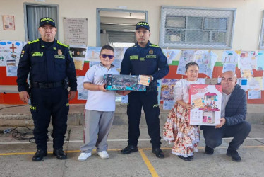 Valery Restrepo Alvarez y Daniel Nieto Gallego, ganadores del concurso de dibujo en San Bartolomé (Pácora). 