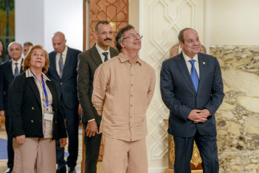 Gustavo Petro (c), la canciller de Colombia, Rosa Yolanda Villavicencio Mapy (i) durante su reunión con el presidente de Egipto, Abdelfatah al Sisi (d) este viernes, en El Cairo (Egipto).