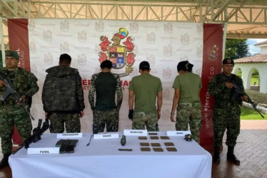 Cuatro guerrilleros de un frente del Estado Mayor Central (EMC), la mayor disidencia de las Farc, se entregaron voluntariamente al Ejército en una zona rural de Argelia. 