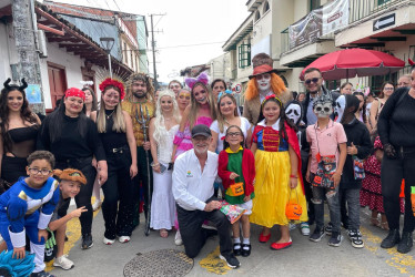 El gobernador de Caldas, Henry Gutiérrez Ángel, y el alcalde de Aranzazu, Sebastián Merchán Zuluaga, acompañaron el desfile de disfraces en el municipio.