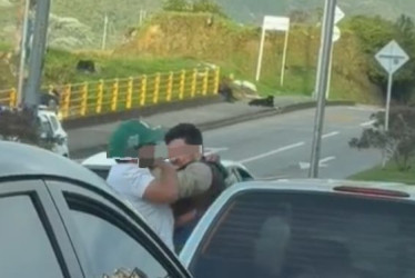 La pelea en una avenida.