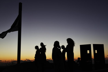 Israelíes observan la Franja de Gaza desde la ciudad sureña de Sderot con vista a la colina, tras el acuerdo entre Israel y Hamás.