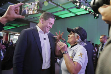 El precandidato a la Presidencia de Colombia Juan Carlos Pinzón saluda a simpatizantes en Bogotá (Colombia).